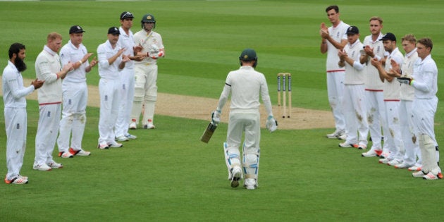 LONDON, ENGLAND - AUGUST 20: England players form a guard of honour as Australian captain Michael Clarke walks out to bat in his final test during day one of the 5th Investec Ashes Test match between England and Australia at The Kia Oval on August 20, 2015 in London, United Kingdom. (Photo by Gareth Copley/Getty Images)