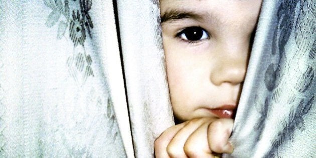 (AUSTRALIA & NEW ZEALAND OUT) A child peers out from the curtains, 4 January 2001. AFR Picture by ROB HOMER (Photo by Fairfax Media via Getty Images)