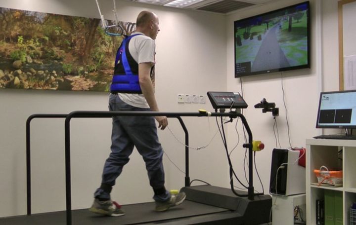 The participant has sensors on his feet that move a pair of animated shoes on the screen.