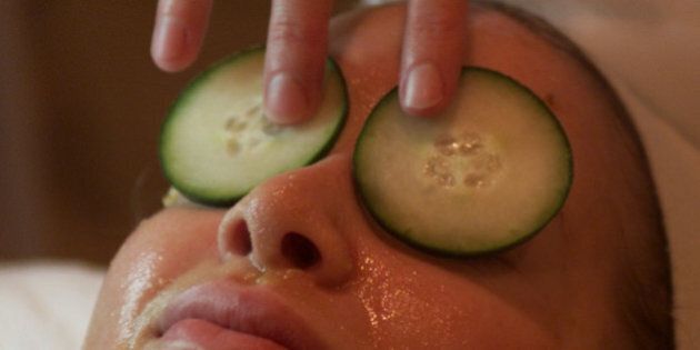 023687.SO.0128.beauty.5.AS Studio City,CA. Use of food in beauty treatments food in spa services, such as facials and other skin treatments. Esthetician, Traci Pokelsek at Spoiled A Day Spa in Studio City puts cucumber slices over the eyes to calm, soothe, and filter light for the eyes while applying a facial in which fresh mushed bananas and warm honey are applied to the face of customer Alyson Fox. (Photo by Al Seib/Los Angeles Times via Getty Images)