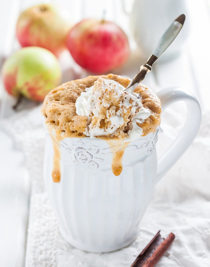 When making delicious mug cakes, porcelain cups are best.