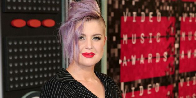 Kelly Osbourne arrives at the MTV Video Music Awards at the Microsoft Theater on Sunday, Aug. 30, 2015, in Los Angeles. (Photo by Matt Sayles/Invision/AP)