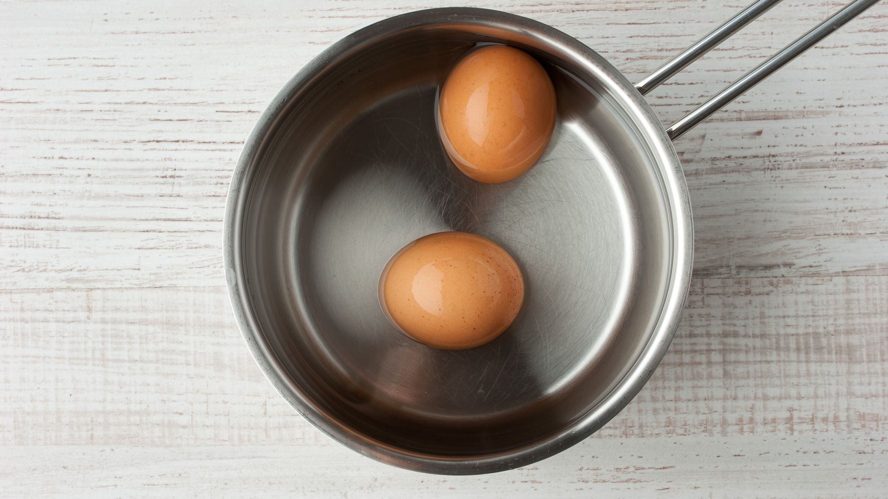 Яйца в тарелке с водой