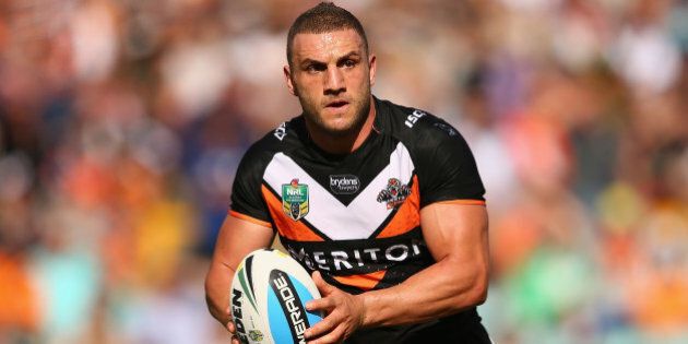 SYDNEY, AUSTRALIA - APRIL 19: Robbie Farah of the Tigers runs the ball during the round seven NRL match between the Wests Tigers and the Canberra Raiders at Leichhardt Oval on April 19, 2015 in Sydney, Australia. (Photo by Cameron Spencer/Getty Images)