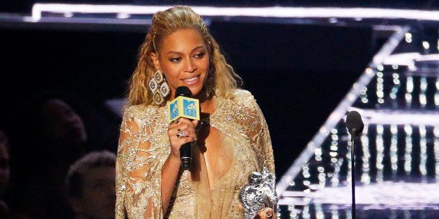 US singer Beyonce accepts an award on stage during the 2016 MTV Video Music Award at the Madison Square Garden in New York on August 28, 2016. / AFP / Jewel SAMAD (Photo credit should read JEWEL SAMAD/AFP/Getty Images)