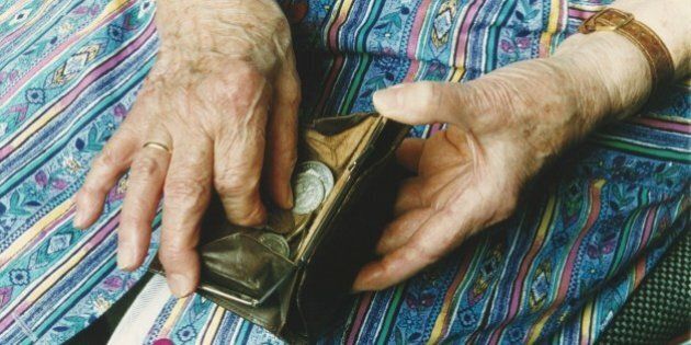 (GERMANY OUT) Eine alte Frau mit KittelschÃ¼rze hÃ¤lt ein geÃ¶ffnetes Portemonnaie in der Hand und zÃ¤hlt die MÃ¼nzen darin. Rente, Sozialhilfe, Altersarmut, Armut. Aufgenommen April 1994. Symbolbild (Photo by Bonn-Sequenz/ullstein bild via Getty Images)