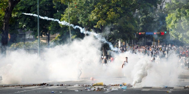 Protesters clash with police during a rally to demand for a referendum to remove Venezuela's President Nicolas Maduro in Caracas, Venezuela, September 1, 2016. REUTERS/Christian Veron