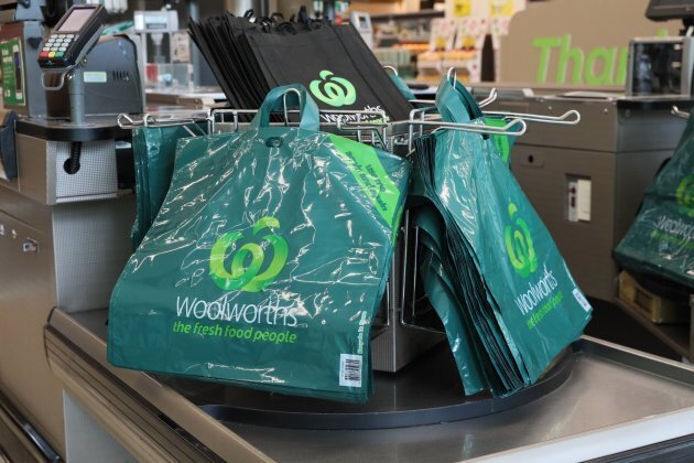 coles banning woolworths bags