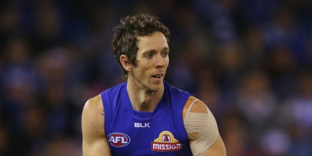 MELBOURNE, AUSTRALIA - AUGUST 29: Robert Murphy of the Bulldogs looks upfield during the round 22 AFL match between the North Melbourne Kangaroos and the Western Bulldogs at Etihad Stadium on August 29, 2015 in Melbourne, Australia. (Photo by Michael Dodge/Getty Images)