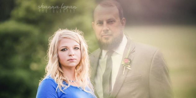 After Jesse's death, Amanda decided to include him in the maternity photos through Photoshop.