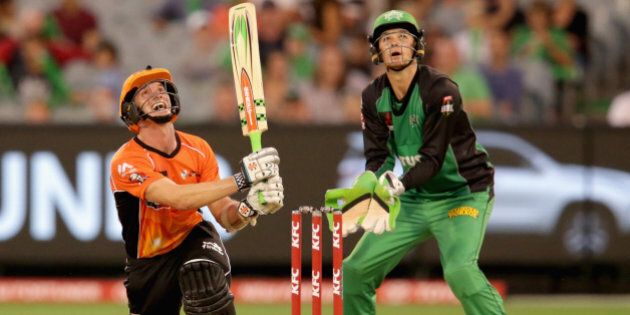 MELBOURNE, AUSTRALIA - JANUARY 22: Michael Klinger of the Perth Scorchers hits a ball high into the air and his caught on the boundary line by Marcus Stoinis of the Melbourne Stars during the Big Bash League Semi Final match between the Melbourne Stars and the Perth Scorchers at Melbourne Cricket Ground on January 22, 2016 in Melbourne, Australia. (Photo by Darrian Traynor/Getty Images)
