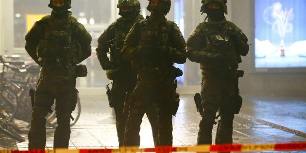 German police secure the main train station in Munich January 1, 2016. German police evacuated two train stations in Munich late on Thursday, saying on Twitter they had received a tip regarding a planned militant attack on New Year's Eve in the Bavarian capital. REUTERS/Michael Dalder