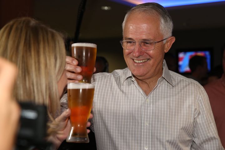 Malcolm Turnbull enjoys a beer at a local pub in Darwin during the campaign.