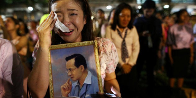 A woman weeps after an announcement that Thailand's King Bhumibol Adulyadej has died, at the Siriraj hospital in Bangkok, Thailand, October 13, 2016.