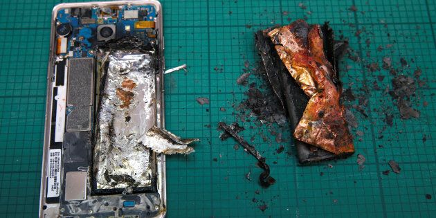 THIS IMAGE HAS BEEN BINNED. A Samsung Note 7 handset is pictured next to its charred battery after catching fire during a test at the Applied Energy Hub battery laboratory in Singapore October 5, 2016. REUTERS/Edgar Su