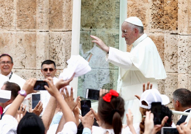 Pope Francis greets faithfuls.