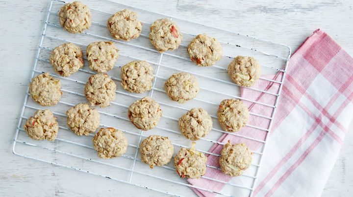 These breakfast cookies are soft, crumbly and full of apple goodness.