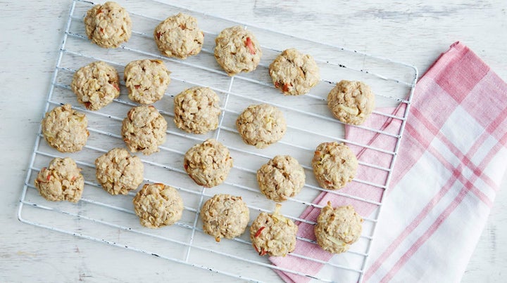 These breakfast cookies are soft, crumbly and full of apple goodness.