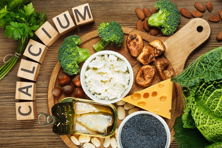 Foods rich in calcium include beans, dried figs, almonds, cottage cheese, hazelnuts, sardines, parsley, blue poppy seeds, broccoli, cabbage and cheese.