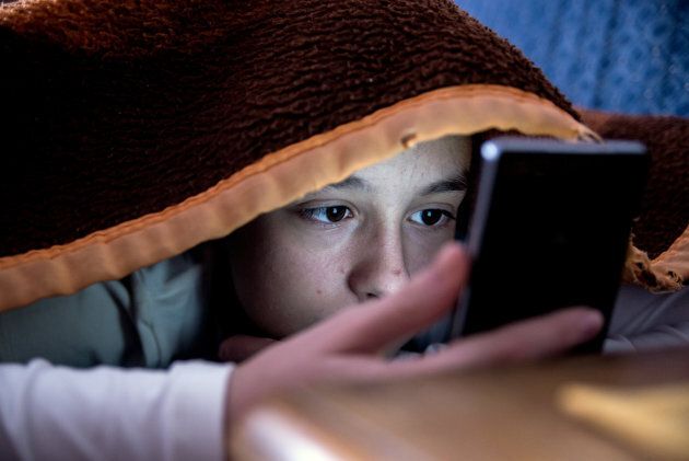 The link between smartphone use and acne is bad news for teenagers everywhere.