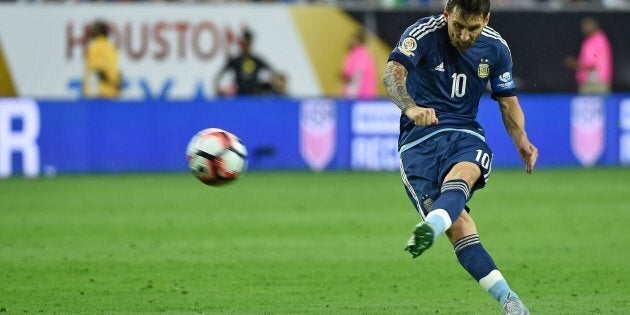 Argentina's Lionel Messi takes a free-kick to score against USA during their Copa America Centenario semifinal football match in Houston, Texas, United States, on June 21, 2016. / AFP / Omar Torres (Photo credit should read OMAR TORRES/AFP/Getty Images)