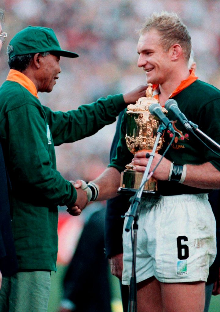 South African President Nelson Mandela shakes hands with Springok captain Francois Pienaar after their team defeated New Zealand in the Rugby World Cup final in Johannesburg in this June 24, 1995.