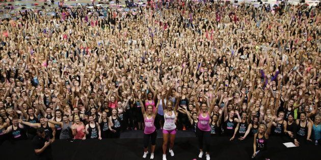 2,500 Aussie women just broke the Guinness World Record for the most people in one group to jump squat for one minute.