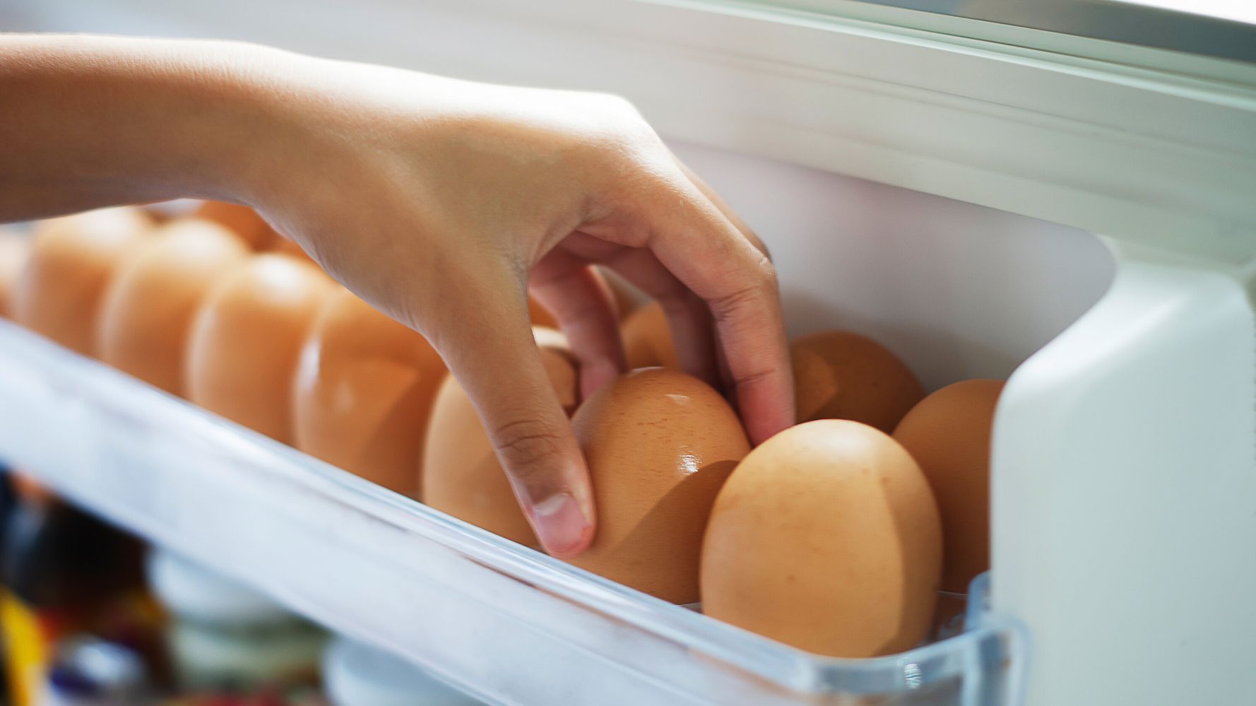 Сколько можно держать яйца. Яйца в холодильнике. Хранение яиц. Хранение яиц в холодильнике. Куриные яйца в холодильнике.