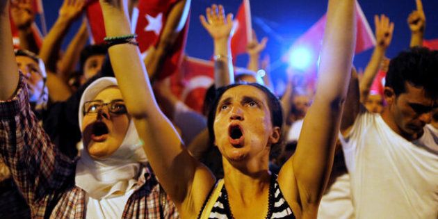 Supporters of Turkish President Tayyip Erdogan gather at Taksim Square in central Istanbul, Turkey, July 16, 2016. REUTERS/Ammar Awad