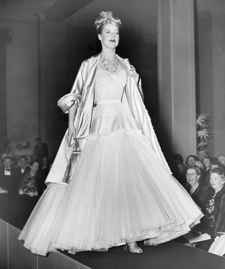 Presentation of the Adélaïde ensemble from the spring−summer 1948 haute couture collection, during Christian Dior's parade at David Jones, Sydney, August 1948.