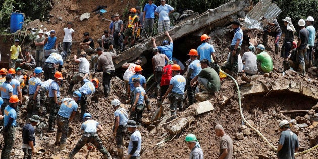 Rescuers search for people trapped in a landslide, after super typhoon Mangkhut hit the country, at a mining camp in Itogon, Benguet, Philippines September 17, 2018. REUTERS/Erik De Castro