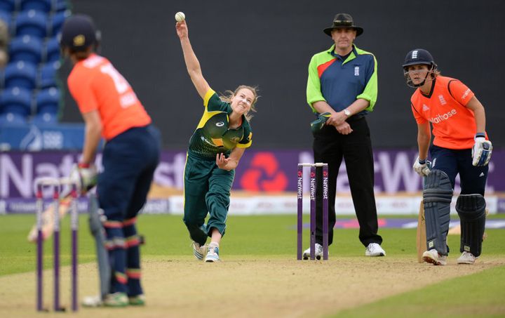 Ellyse Perry bowling against England in Cardiff, 2015.