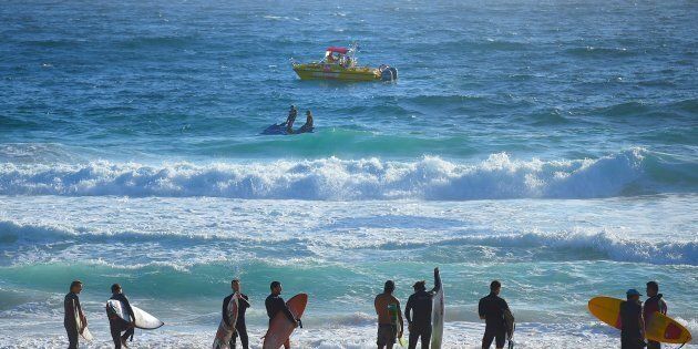Surfers are called out of the water as NSW Search and Rescue alongside Surf lifesavers search for a 14 year old male who went missing at Maroubra Beach yesterday. 28th December, 2016. Photo: Kate Geraghty