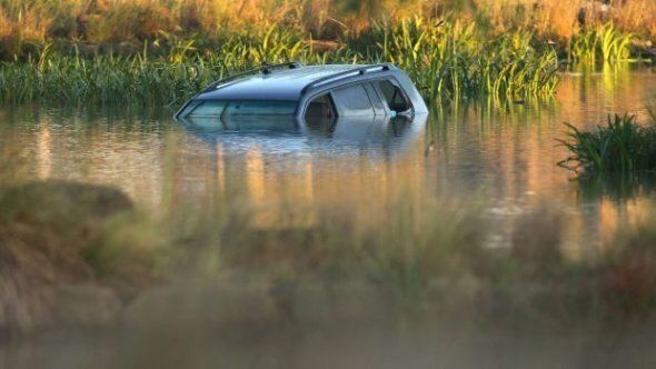 Guode's car can be seen in the lake.