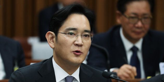 A special prosecutor in South Korea plans to seek an arrest warrant for Jay Y. Lee, co-vice chairman of Samsung Electronics Co., on charges of bribery.