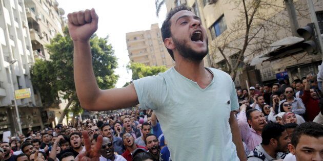 Egyptian protesters shout slogans against President Abdel Fattah al-Sisi and the government during a demonstration protesting the government's decision to transfer two Red Sea islands to Saudi Arabia, in front of the Press Syndicate in Cairo, Egypt, April 15, 2016. REUTERS/Amr Abdallah Dalsh