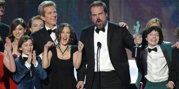 David Harbour (C) and the Cast of 'Stranger Things' accept the award for Outstanding Performance by an Ensemble in a Drama Series onstage during the 23rd Annual Screen Actors Guild Awards show at The Shrine Auditorium on January 29, 2017 in Los Angeles, California. / AFP / ROBYN BECK (Photo credit should read ROBYN BECK/AFP/Getty Images)