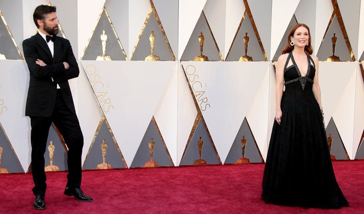 Julianne Moore stunning the crowd (including Bart Freundlich) on the red carpet at the 88th Annual Academy Awards.