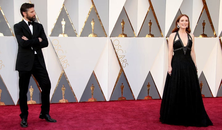 Julianne Moore stunning the crowd (including Bart Freundlich) on the red carpet at the 88th Annual Academy Awards.