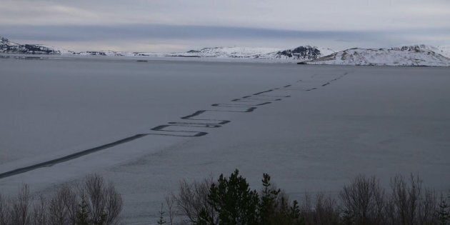 Strange zig-zags have formed across Lake Thingvallavatn in Iceland.