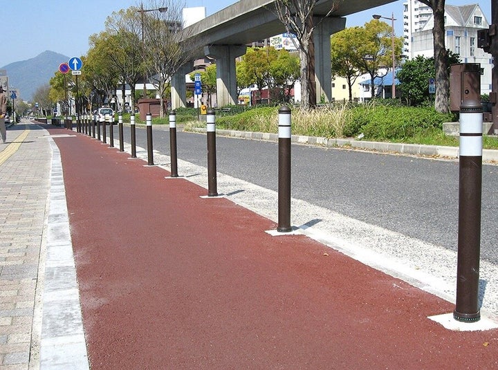 車止め（ポール）の参考写真。人や自転車が通る幅を残せば、横断歩道の手前にも設置が可能で、歩道への車の侵入を防止できる。