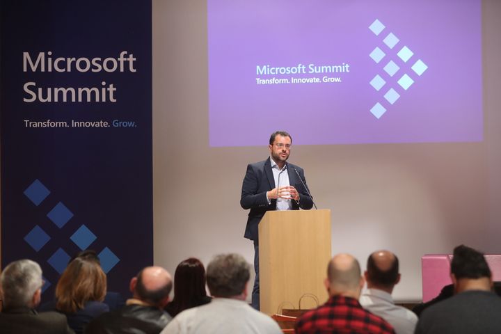 Ο Βαγγέλης Μόρφης κατά τη διάρκεια της ομιλίας του, στην εκδήλωση για την παρουσίαση του προγράμματος του συνεδρίου Microsoft Summit.