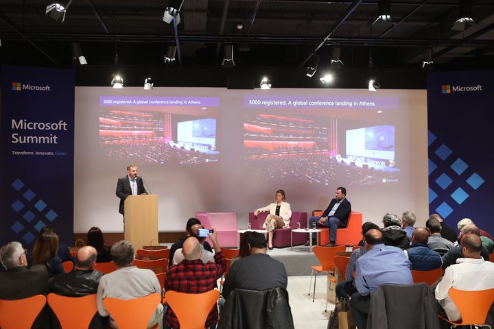 Ο Βαγγέλης Μόρφης, η Ευγενία Μπόζου και ο Ιωάννης Κουτράκος στο βήμα, κατά τη διάρκεια της εκδήλωσης που πραγματοποιήθηκε για την παρουσίαση του προγράμματος του συνεδρίου Microsoft Summit.