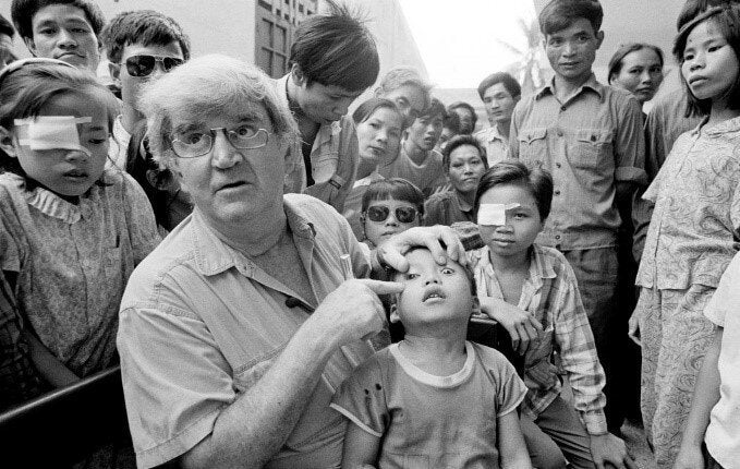 Fred Hollows with Giap in 1992