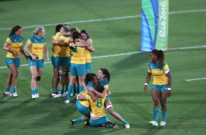 Australia's Women's Sevens Rugby team celebrate winning gold at Rio.