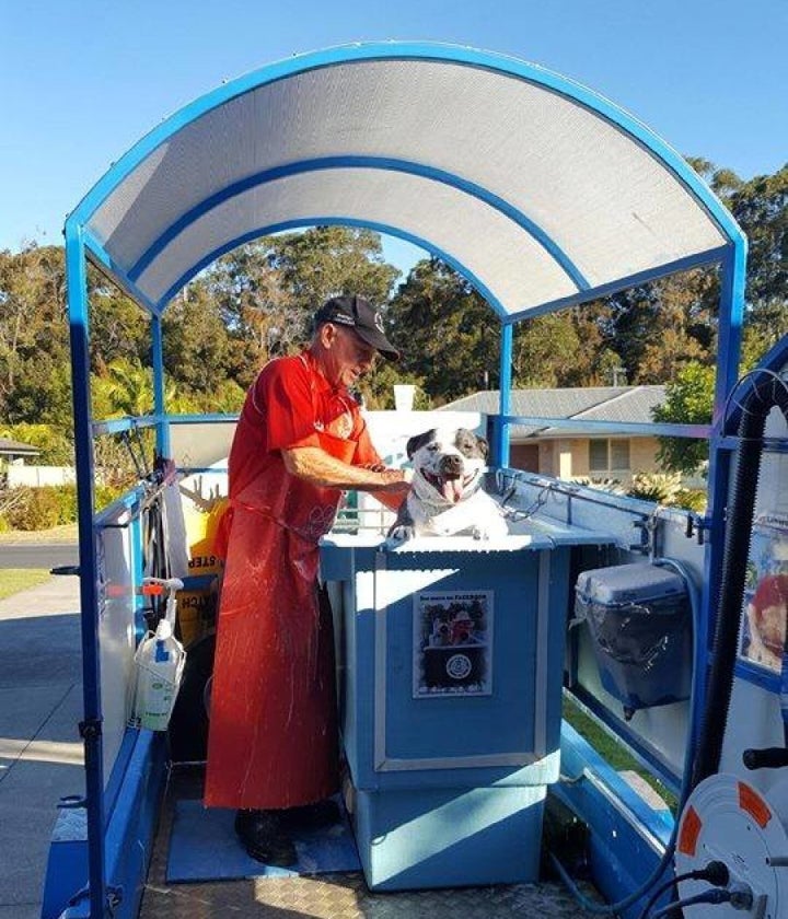 The mobile dog wash franchise allows Proctor to set his own hours and work flexibly.