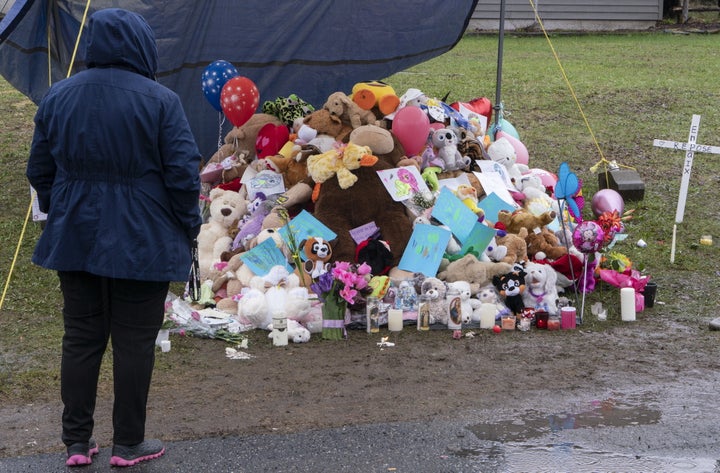 Plusieurs personnes ont déposé des animaux en peluche devant la maison de Granby où a été retrouvée la fillette de 7 ans, la semaine dernière, en très mauvais état. Elle est finalement décédée à l'hôpital.