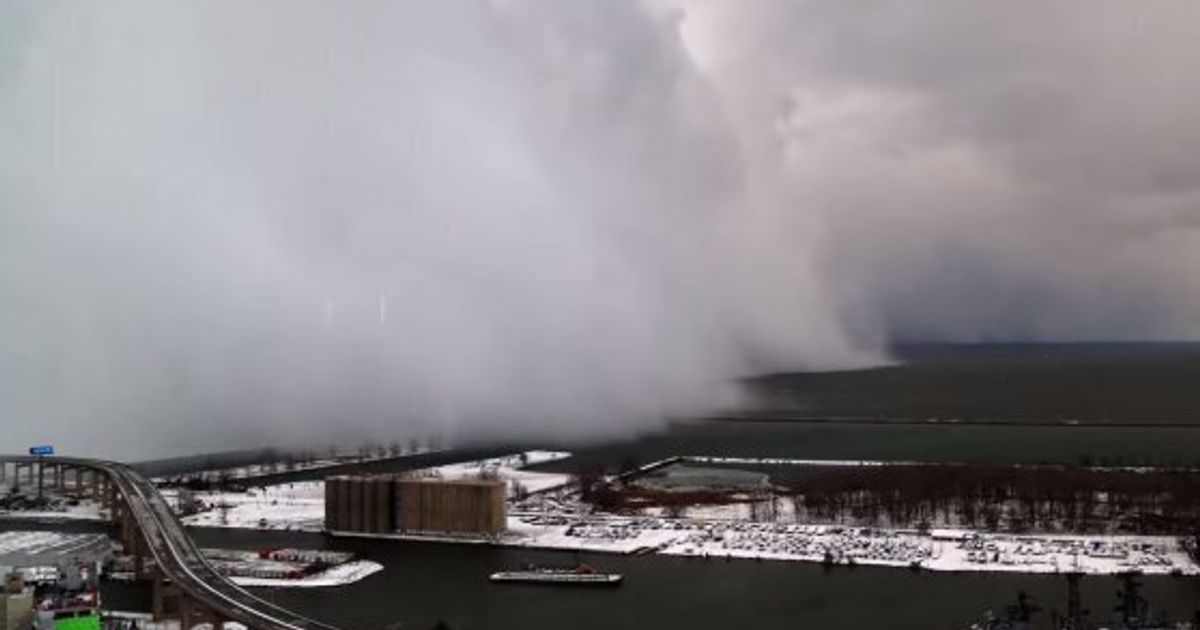 Dramatic Lake-Effect Snow Forms In Buffalo, New York - Videos from