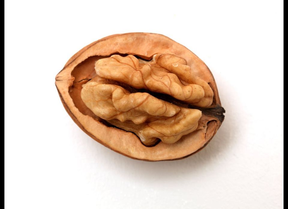 Орехи полезные для мозга. Орех грецкий. Раскрытый грецкий орех. Грецкий орех в разрезе. Грецкий орех и мозг.