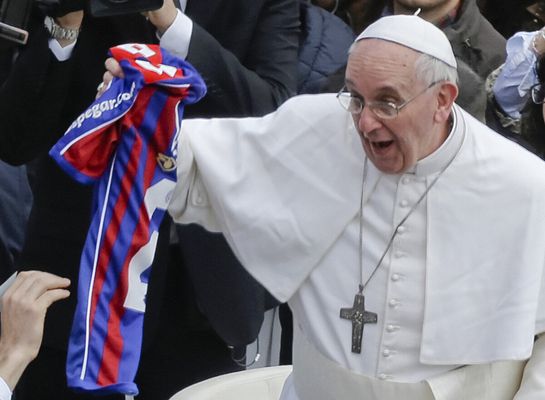 Pope Francis gets custom Vancouver Canucks jersey from B.C. newlyweds